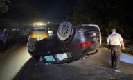 Conductor presuntamente alcoholizado vuelca sobre avenida en Cancún