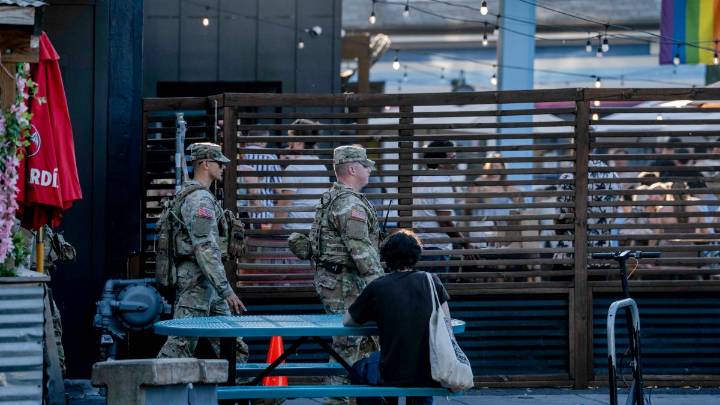 Tropas de la Guardia Nacional recogen basura para embellecer D.C.