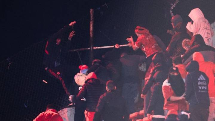 VIDEO: un hincha de la U de Chile cayó de la tribuna de Independiente en medio del escándalo