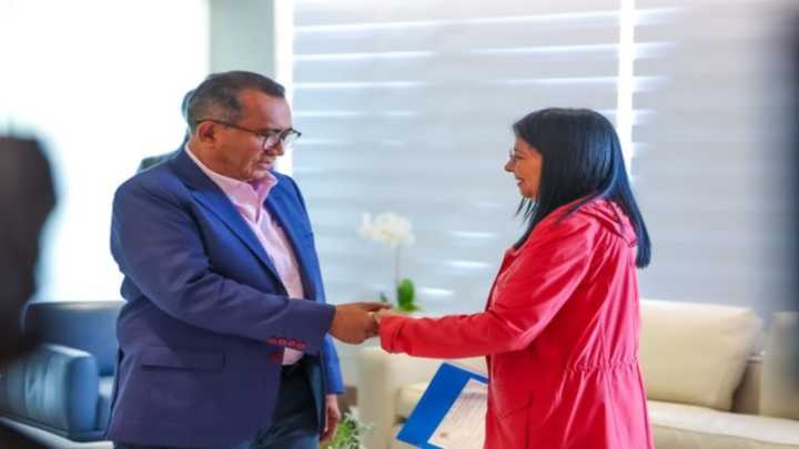 Gobernador Galíndez entregó documento a la Vicepresidenta condenando injerencia de EEUU