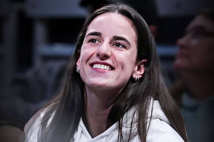 Caitlin Clark Wins Ultimate Praise From Fans as ESPN Teases Her for Mid-Game Act Caitlin Clark may be sidelined, but her courtside snack moment stole the spotlight during Fever’s fifth straight win. H