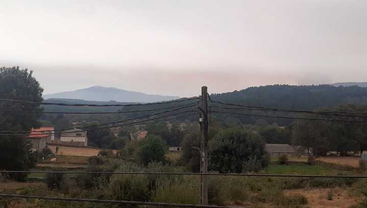 Un incendio en Navasfrías moviliza a medios aéreos y terrestres