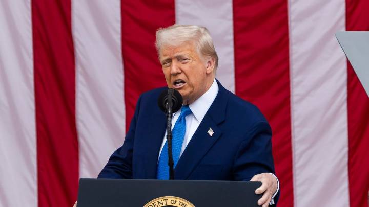 Trump firma una orden para enjuiciar a los que quemen la bandera estadounidense