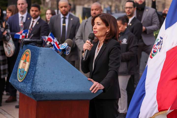 Gobernadora Demócrata de Nueva York evita la deportación de un emigrante de Laos