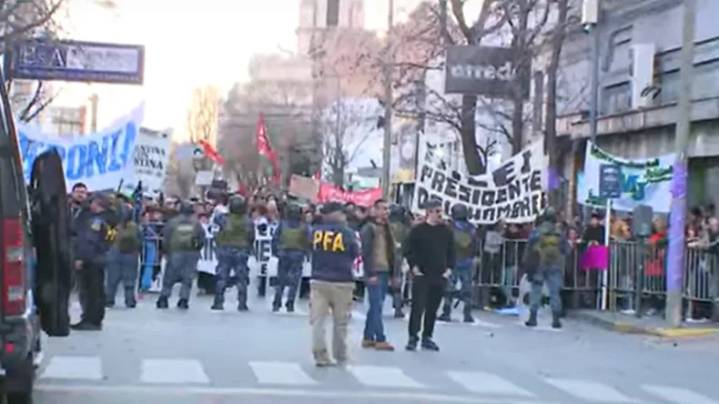 Tensión en Junín antes del acto de Milei: insultos y piedrazos contra la comitiva presidencial