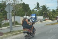 Niños en motocicletas sobrecargadas; una práctica peligrosa y frecuente en Cozumel