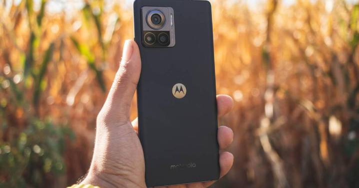 Este Motorola tene la pantalla más fluida del mundo, carga en 8 minutos y es igual de potente que el iPhone 16 Pro