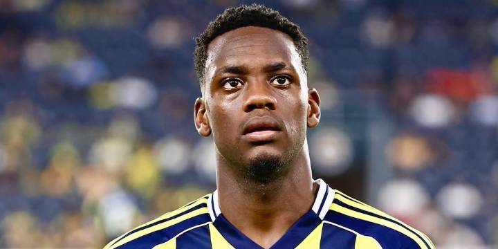El codazo de Jhon Durán en Turquía por el que se salvó de ser expulsado en el debut con Fenerbahçe