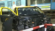 El conductor se bajó y escapó. Un taxi quiso cruzar las vías con la barrera baja y fue embestido por el tren