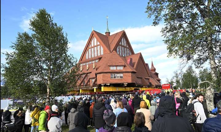 FOTOS: Trasladan histórica iglesia de Kiruna en Suecia por ampliación de mina