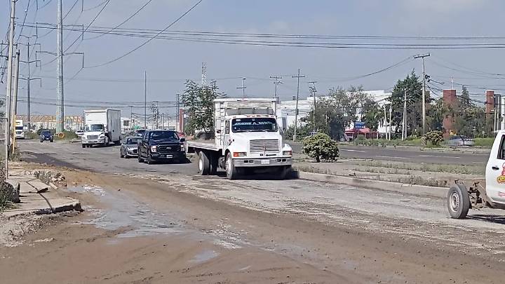 Baches en la Toluca-Naucalpan ponen en riesgo a automovilistas