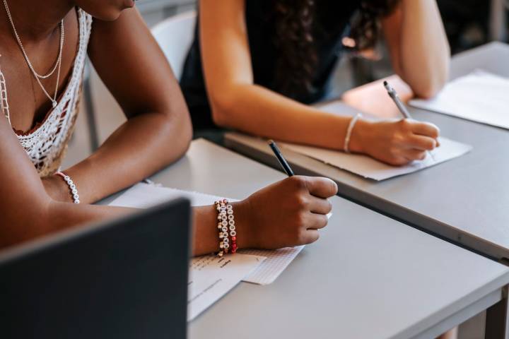 College Student Refuses to Share Notes with Classmate Who Skipped All Semester
