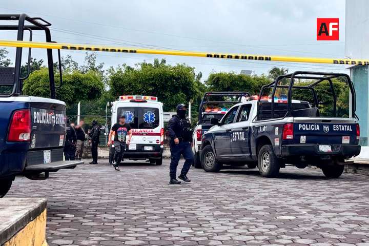 Asesinan a hombre en estacionamiento de plaza comercial tras presunto intento de asalto