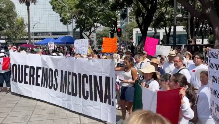 "Queremos medicina": manifestantes marchan sobre Paseo de la Reforma en CdMx