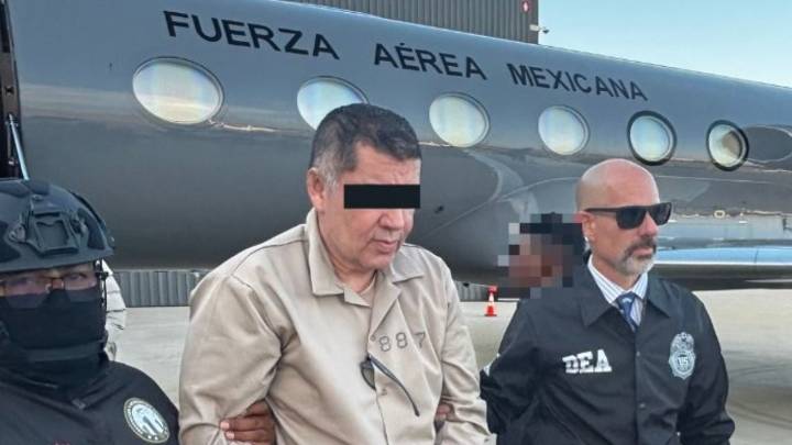 Encadenado de pies y manos, así es la primer imagen de "El Cuini" a su llega a EU