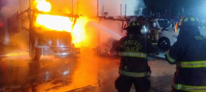 Sofocan incendio de vehículos de carga en carretera Toluca