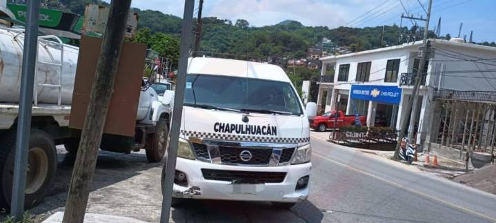 Ciudadanos estacionan sus vehículos en los espacios peatonales  