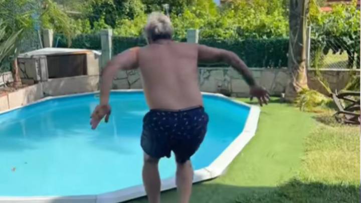 Le regala a su novio un bañador tan ligero... que se desintegra al entrar en contacto con el agua