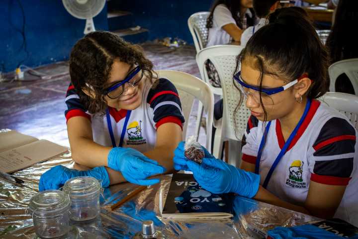 Clubes de Ciencia Colombia: una década llevando la curiosidad científica a las aulas del país.
