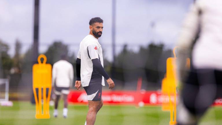 Mohamed Salah critica a la UEFA por omitir causa de muerte del ‘Pelé palestino’ en su homenaje