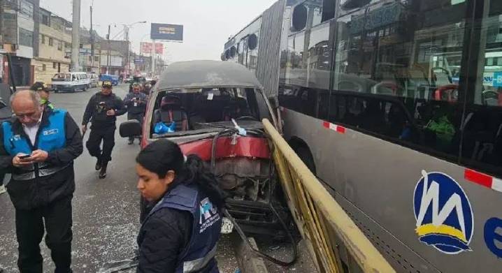 Combi choca con bus  del Metropolitano