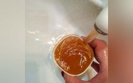 “Marrón y con mal olor”: denuncian el estado del agua corriente en un municipio de Tenerife