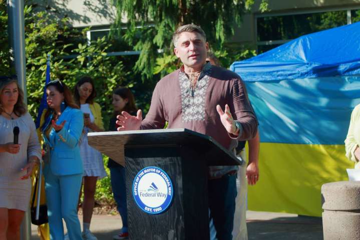 Federal Way raises Ukrainian flag