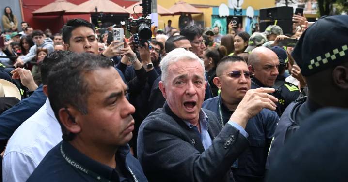 Víctimas califican de oportunismo la renuncia de Uribe a la prescripción del proceso