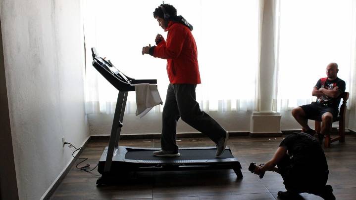 Julio César Chávez Jr. reaparece en gimnasio tras obtener libertad condicional [VIDEO]