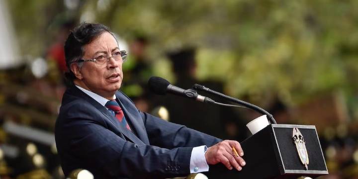 Nuevo enfrentamiento entre Gustavo Petro y Bruce MacMaster por la invasión de Daniel Quintero en el Congreso de la Andi: “Su obligación como presidente es buscar la unidad de los colombianos”