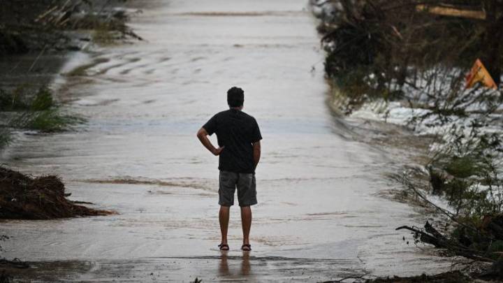 Una familia indocumentada de Texas pensó que el ICE estaba en la puerta, hasta que las inundaciones arrasaron con su hogar. Ahora temen pedir ayuda