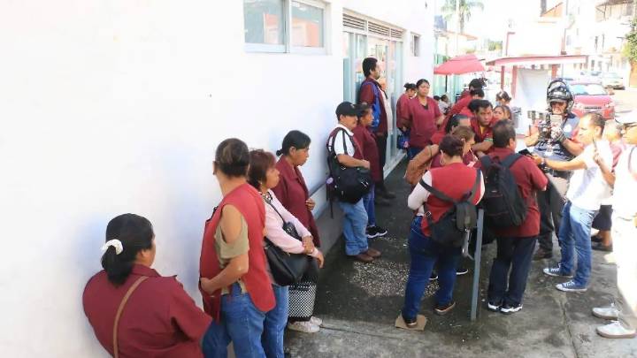 Personal de limpieza de la Jurisdicción Sanitaria VI protesta por falta de pagos