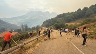 "Somos la única barrera entre las casas y las llamas": vecinos de Posada de Valdeón piden más medios para frenar el fuego