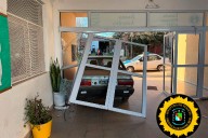 Un auto sin conductor impactó contra el portón de una escuela