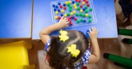 Las aulas granadinas pierden mil escolares cada año