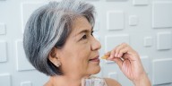 Salud capilar y canas: cómo la vitamina B5 podría ser clave para recuperar el color del cabello