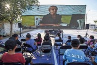 Disfrutan del cine al aire libre