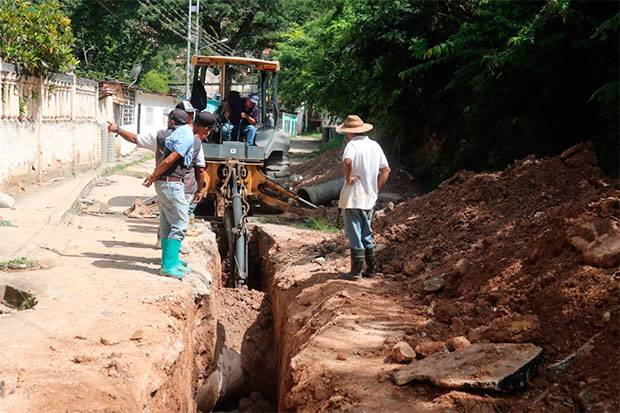 Sustituidos 35 metros de colectores en La Hoya para beneficiar a 283 familias de Revenga