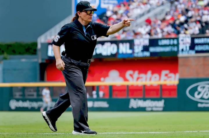 Jen Pawol se convierte en la primera umpire en la historia de MLB