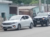 Choque en Buctzotz: auto invade carril y motociclista resulta lesionada