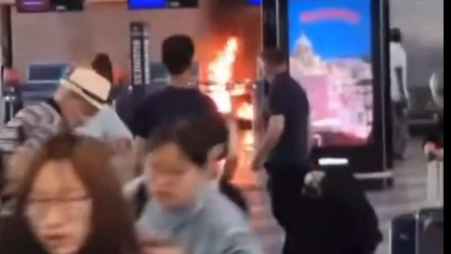Detenido un hombre por incendiar y golpear con un martillo un mostrador del aeropuerto de Milán
