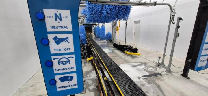 What's it like to work at a Las Vegas car wash after rainy weather
