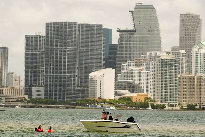 Choque entre barcaza y velero en Miami: muere tercer niño tras casi una semana del accidente