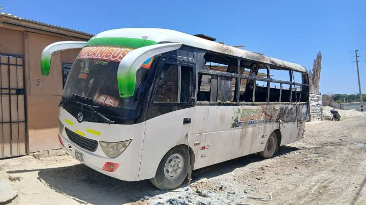 Bus de transporte urbano incendiado en Veintiséis de Octubre: investigan presunto caso de extorsión