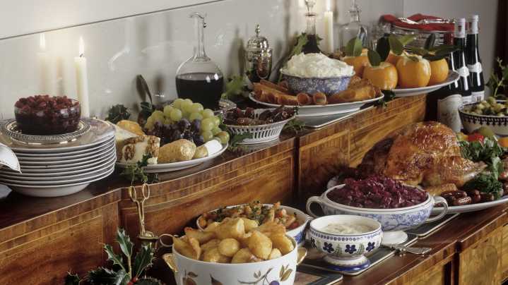 5 Must-Have Items You Need On Your Buffet Table