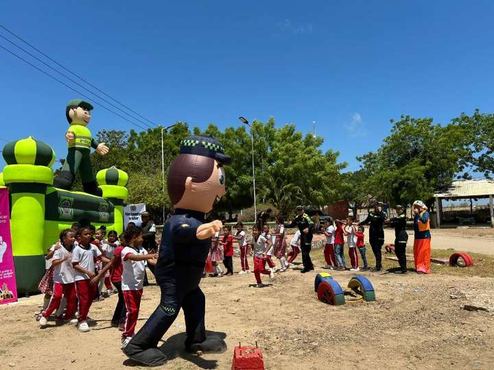 Policía inaugura parque infantil en Zambrano y siembra esperanza y alegría