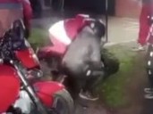 Deliveries justicieros: persiguieron y golpearon a un ladrón tras el robo de una moto