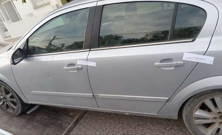 Un conductor alcoholizado chocó dos autos estacionados