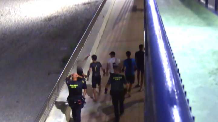 Noche de tensión en Ceuta: Más de cien marroquíes, muchos de ellos menores, intentan llegar a nado a la ciudad