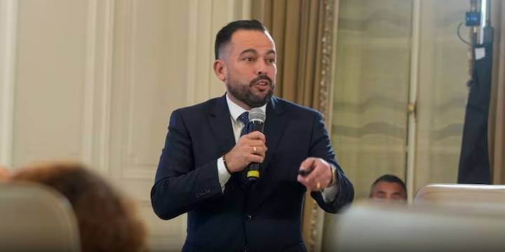 El ministro de Minas contestó al director del Centro Democrático por criticar la presencia de Juan Manuel Santos en las honras fúnebres de Miguel Uribe: “El país de luto y  ellos en campaña”